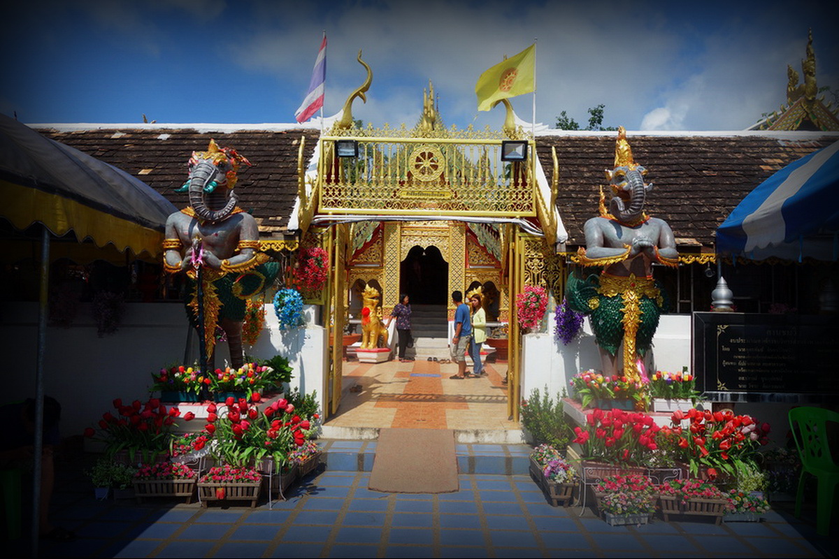 phrathat doi kham temple, wat phrathat doi kham, phra that doi kham, phrathat doi kham