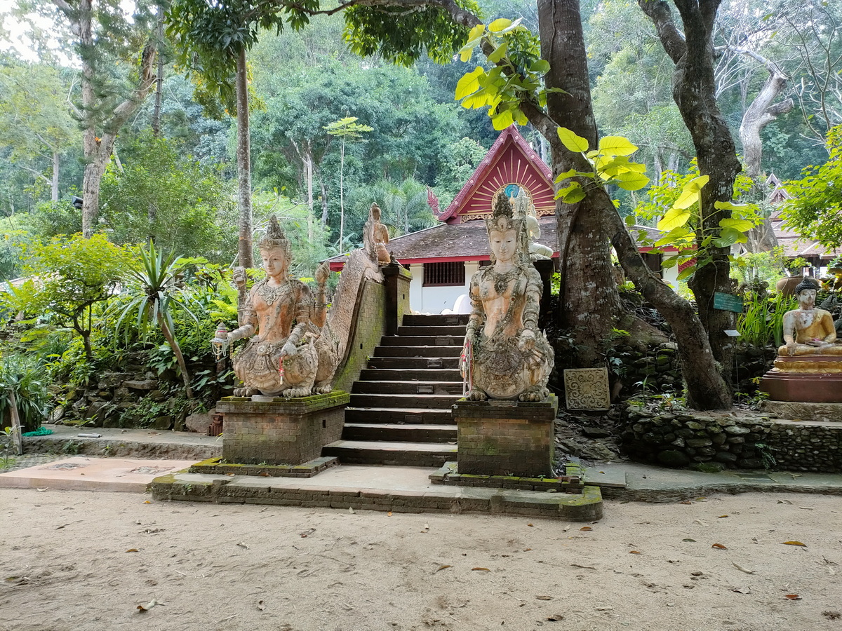 Wat Pha Lat : Explore The Hidden Gem Nestled in the Forest
