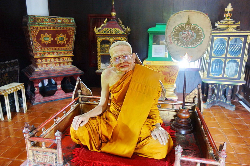 chedi luang temple, wat chedi luang, wat chedi luang worawihan, chedi luang worawihan temple