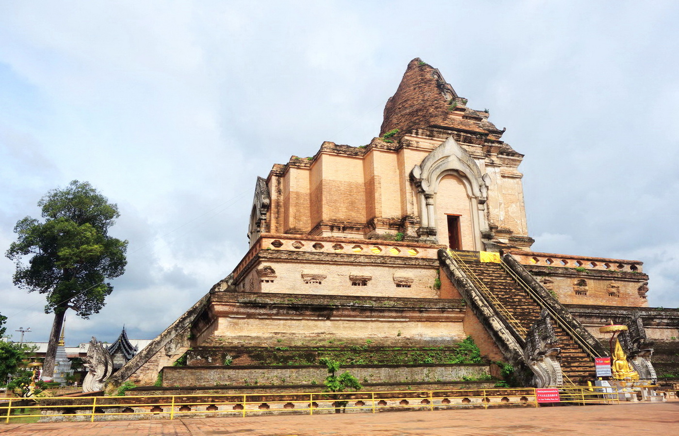 chedi luang temple, wat chedi luang, wat chedi luang worawihan, chedi luang worawihan temple