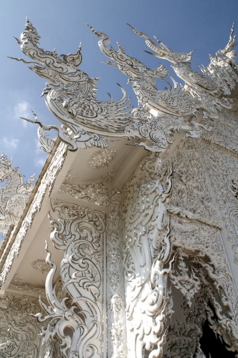 wat rong khun, rong khun temple, white temple, attractions in chiang rai, chiang rai attractions, must place in chiang rai