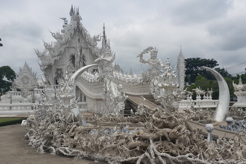 wat rong khun, rong khun temple, white temple, attractions in chiang rai, chiang rai attractions, must place in chiang rai