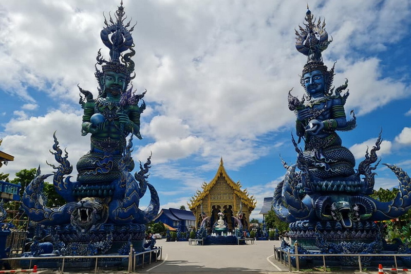 blue temple, rong sueten temple, budget tour chiang rai, chiang rai day tour, chiang rai tour from chiang mai, tour from chiang mai to chiang rai, one day tour chiang rai, day tour chiang rai, chiang rai tours, tour chiang rai golden triangle