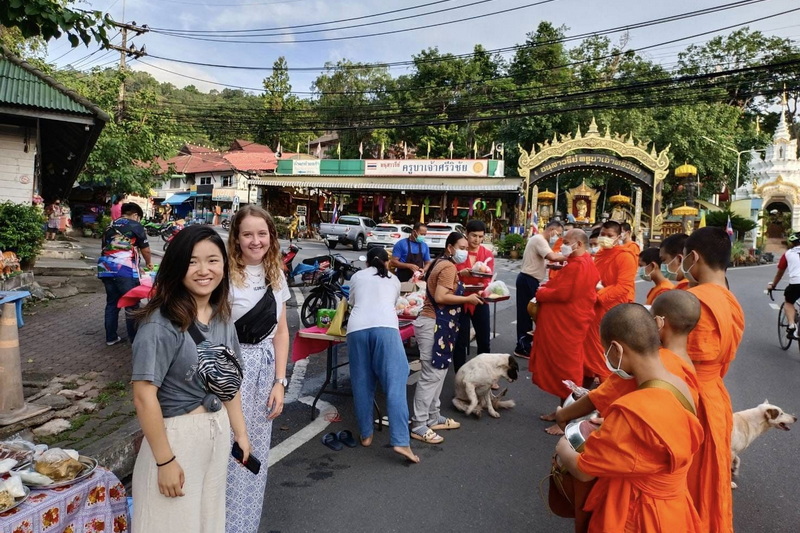 alms offering & temple hopping in chiang mai, alms offering in chiang mai, chiang mai almsgiving tour, morning alms to monks tour in chiang mai, monks alms offering tour in chiang mai, chiang mai sunrise tour, doi suthep sunrise tour