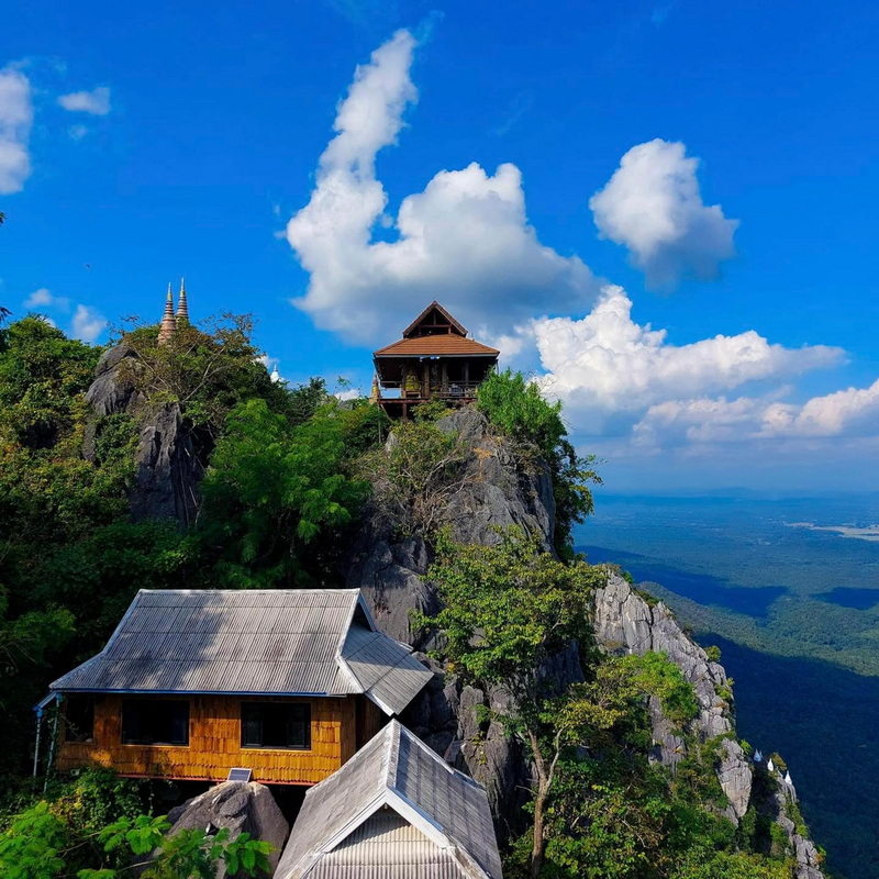 wat chalermprakiat, chalermprakiat temple, mountain temple, wat phraphutthabat sutthawart, phraphutthabat sutthawart temple